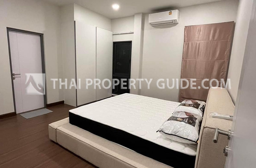 House with Shared Pool in Bangnatrad 